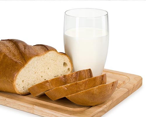 装满牛奶和白面包的玻