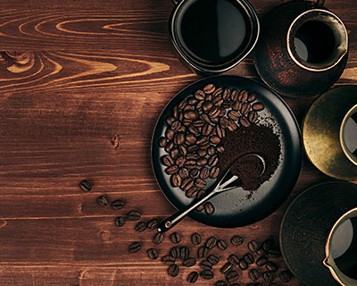 20P木板背景上的咖啡豆图片素材下载