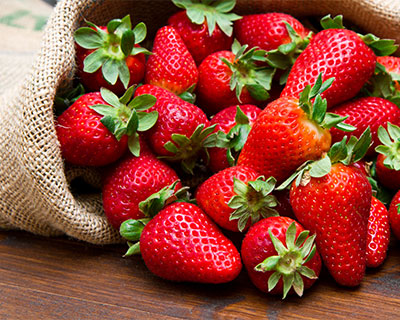 新鲜不同造型草莓高清摄影图片下载