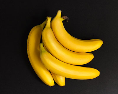 黑色背景香蕉水果图片