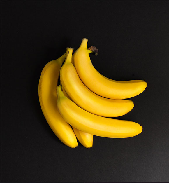 黑色背景香蕉水果图片下载1
